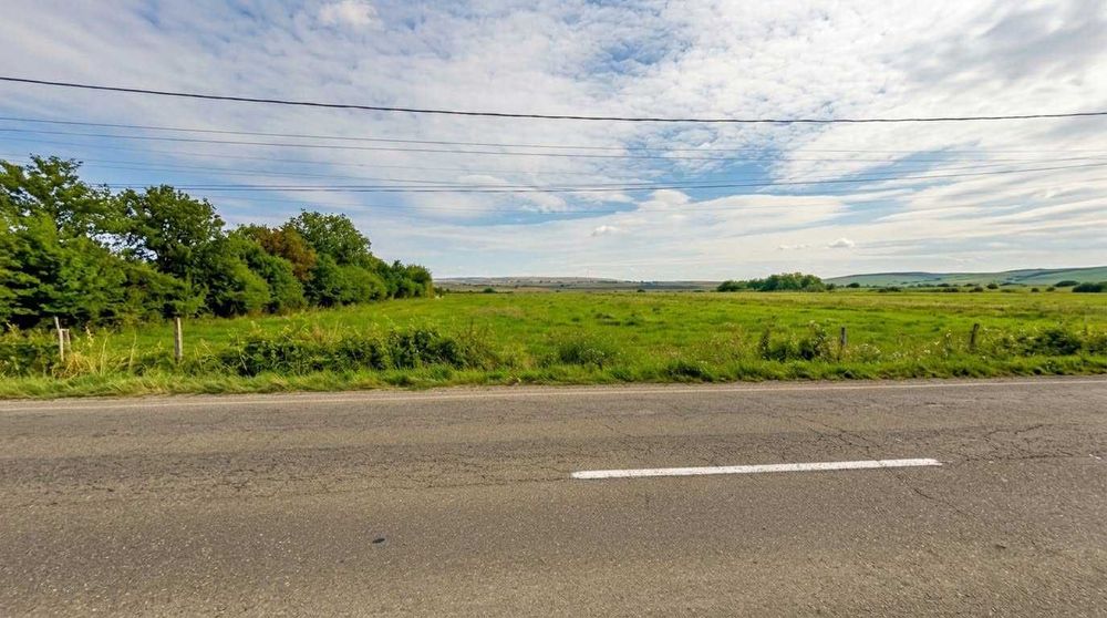 Teren intravilan plat, 7.200 m2, la șoseaua principală Girov-Roznov (sat Doina). La doar 10 minute de mers cu mașina de orașul Piatra-Neamț.