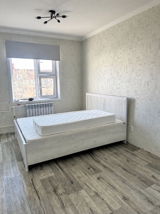 Продам двухспальную кровать с матрасом