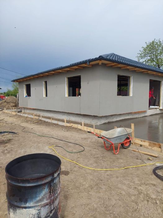Executam case modulare pe structura metalica