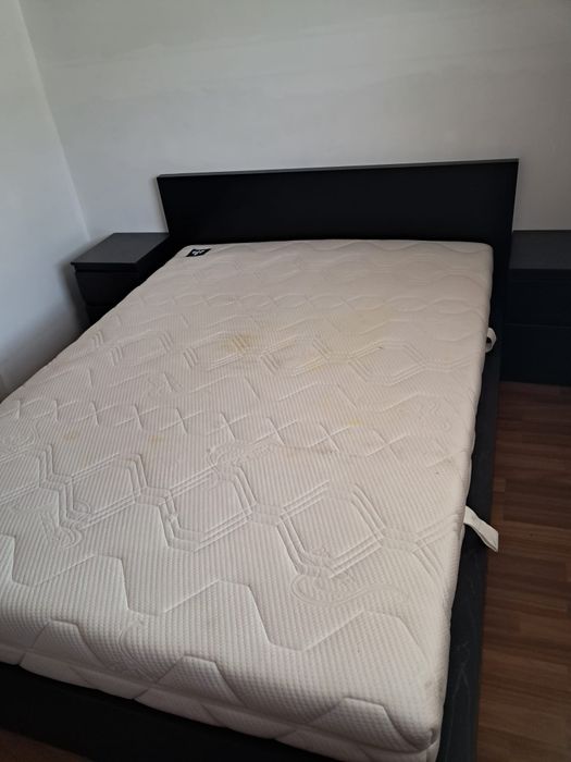 Pat dormitor cu 2 noptiere și comodă cu 5 sertare
