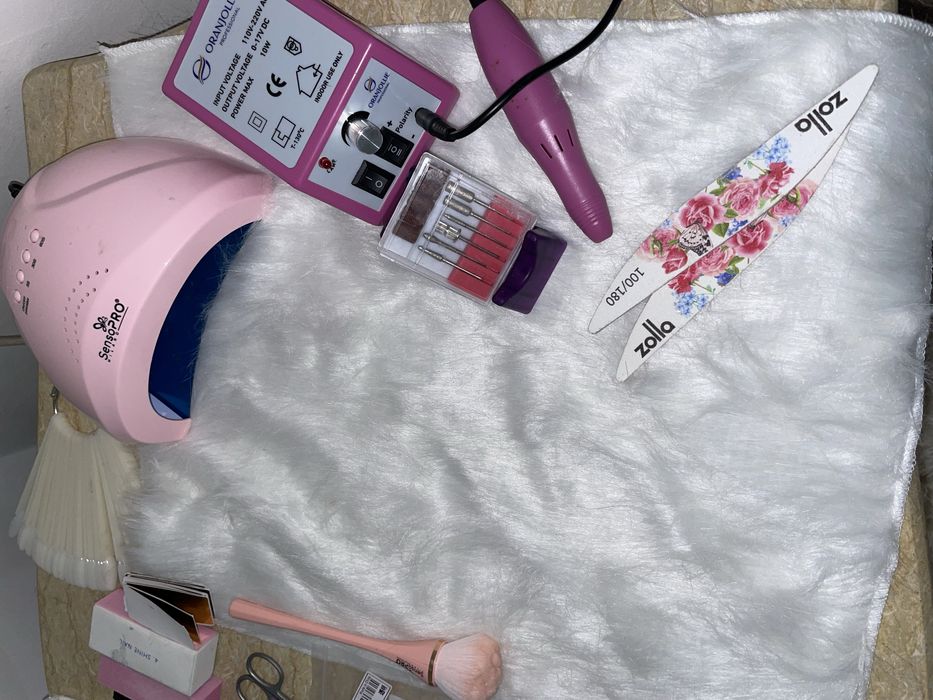 Vând set pentru unghii