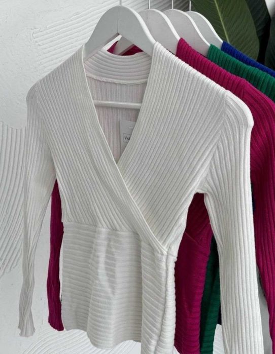 В наличии женская кофточка лонгслив  цвет белый читайте ниже