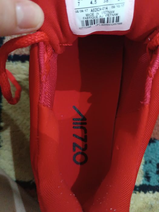 Продаю женские кроссовки.