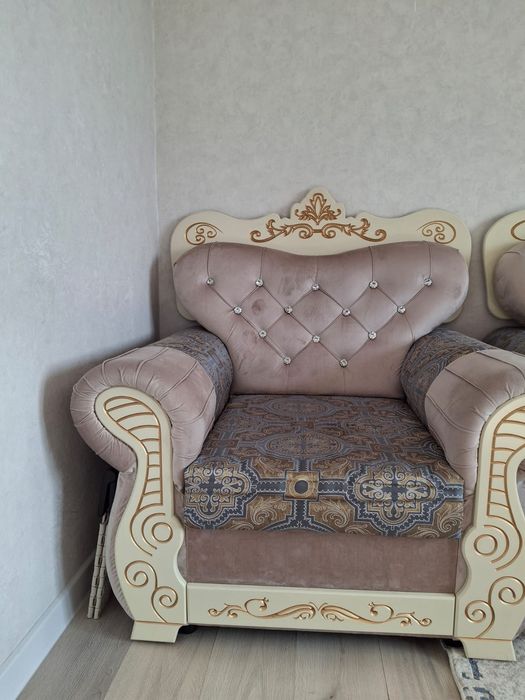 Продается уголок в гостиной