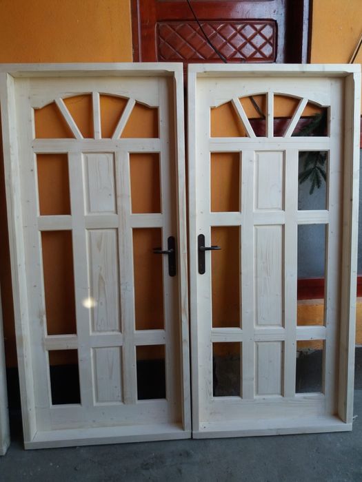 Producător de uși și ferestre din lemn masiv,brad.