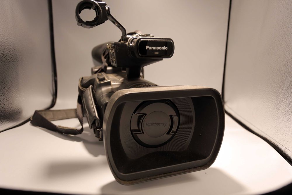 Vand Camera video profesionala Panasonic AG AC130   cu accesorii