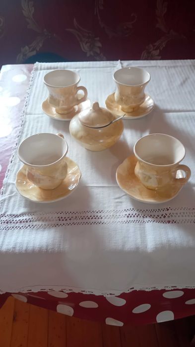Сервиз за кафе с шест чашки и захарница