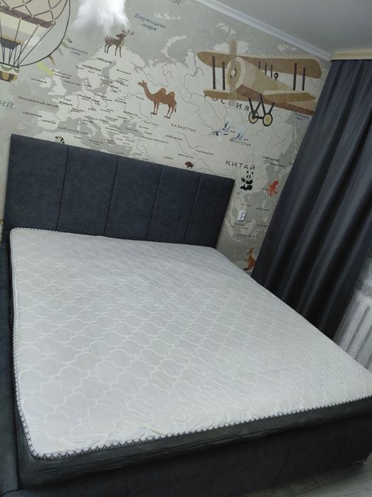 Матрас на двуспальную кровать.