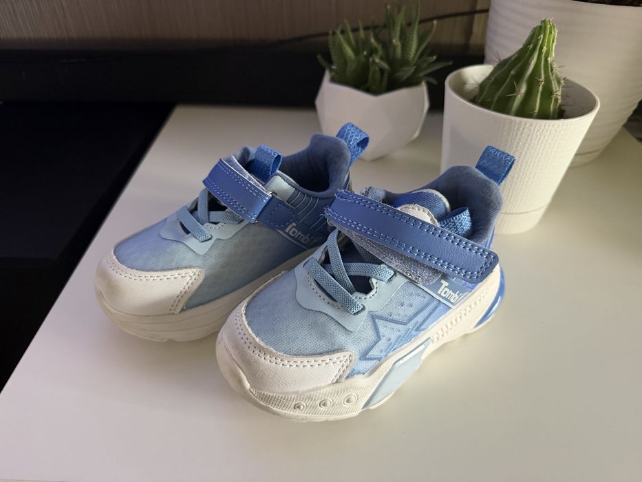 Продам детские кроссовки 23-24р