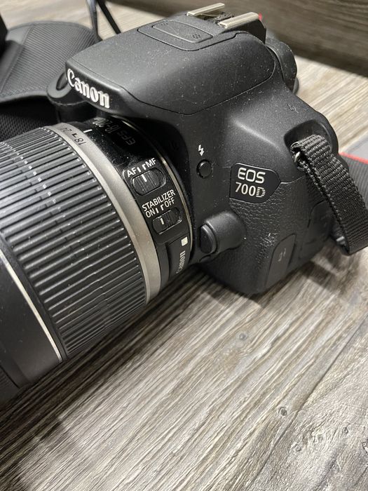 Canon EOS 700D; В комплекте вспышка Canon Speedlite 430EX ||