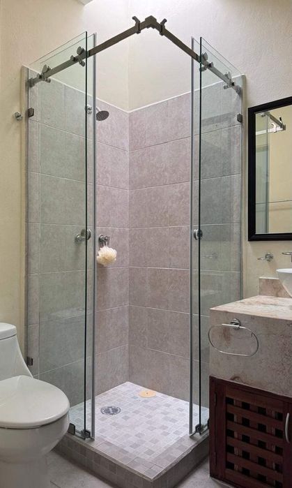 Душевые кабины на заказ из закалённого стекла