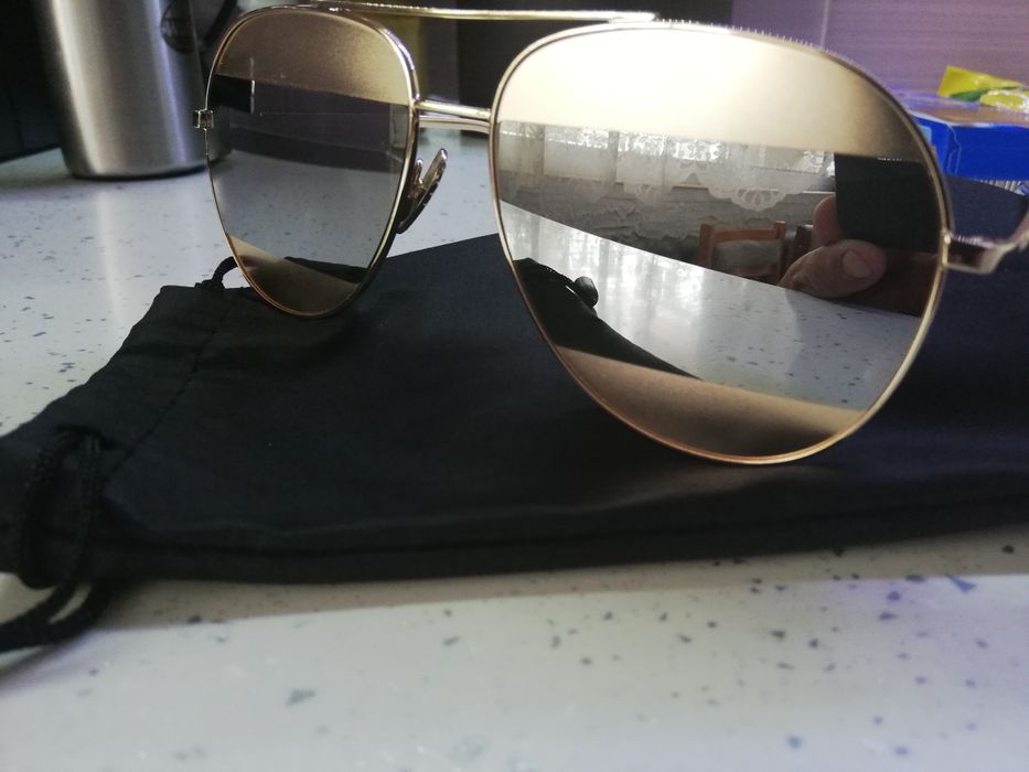 чисто нови слънчеви очила