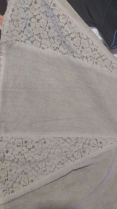 Fusta gri,cu dantela cu flori , fermoar la spate