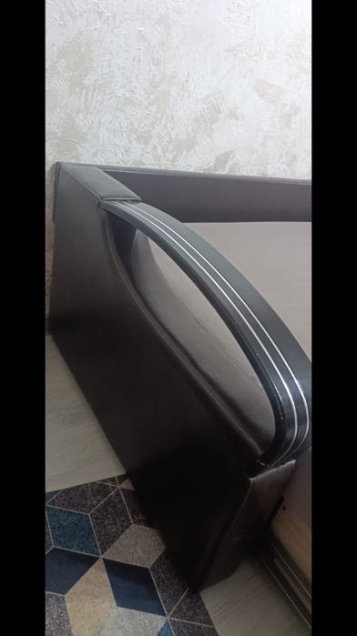 Продается диван в хорошем состоянии