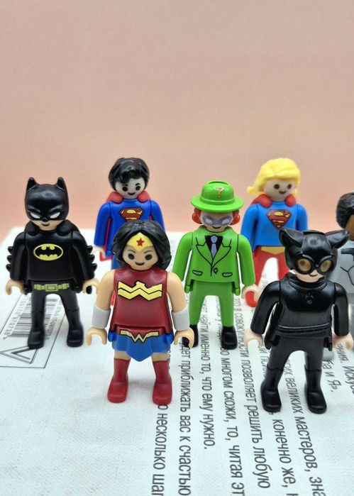 Продам  фигурки Kinder DC