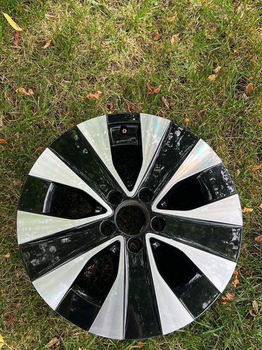 Vând janta Mercedes 2024 pe 17’’ usor avariata(zgariata)