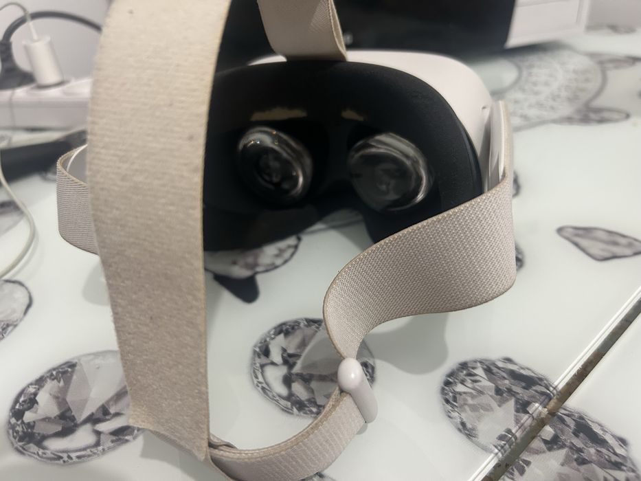 Продам oculus quest 2 на 256 гб