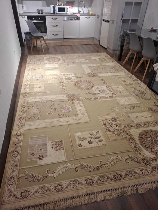 Продается ковер Размер 382×233