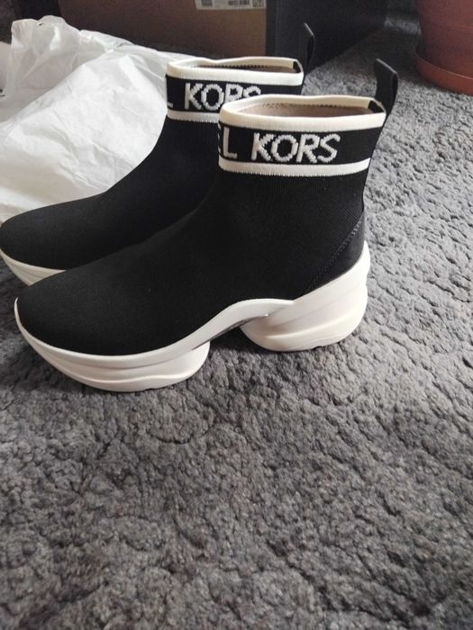 Чисто нови дамски високи маратонки Michael Kors (Sock Sneakers) – 40 номер (US 9)Доставено от USA