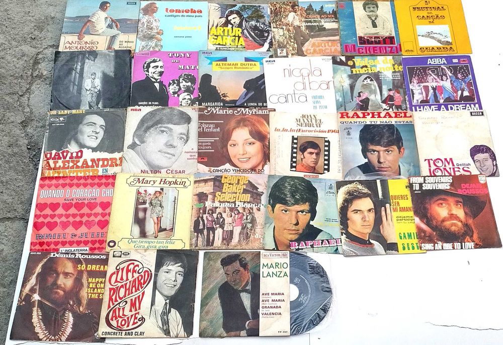 Лот, състоящ се от 112 винилови плочи, EP и LP плочи.