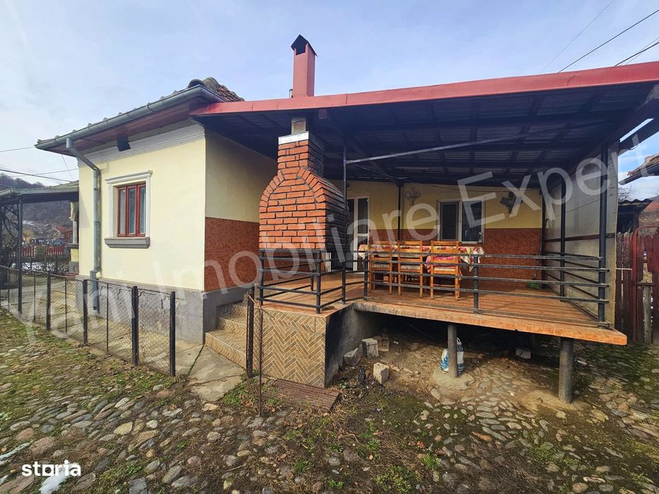 Casă de vânzare în comuna Corbeni, județ Argeș.