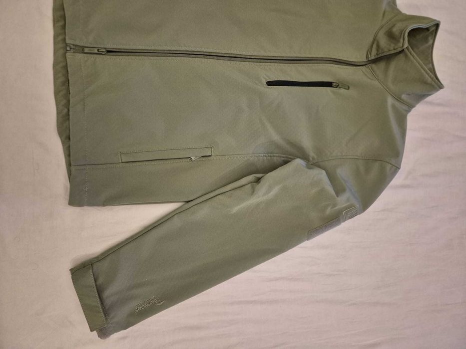 Softshell / Jacheta rezistenta la intemperii - marimea L