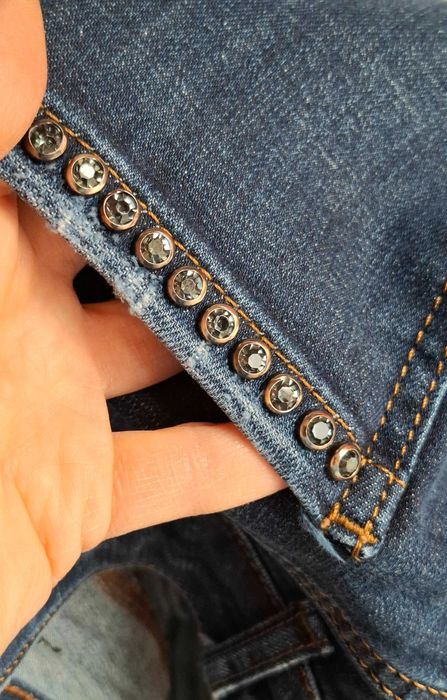 Красиви дамски дънки с камъни по джобовете - номер 26