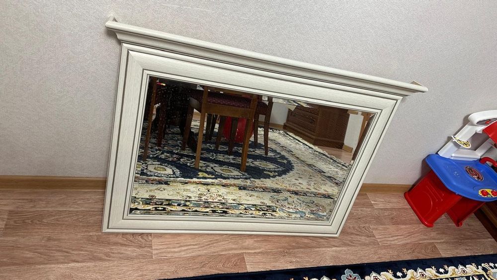Зеркало для спальни настенное