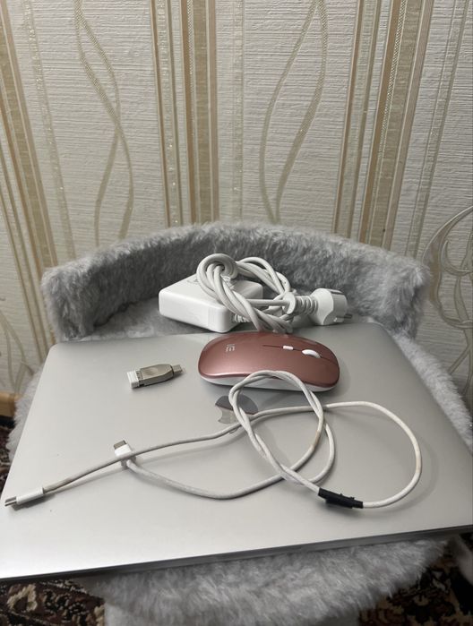 Продам Macbook 2017