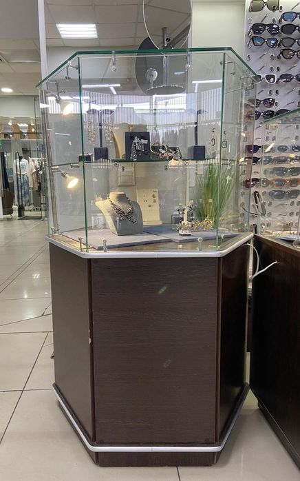 Продам торговую витрину.