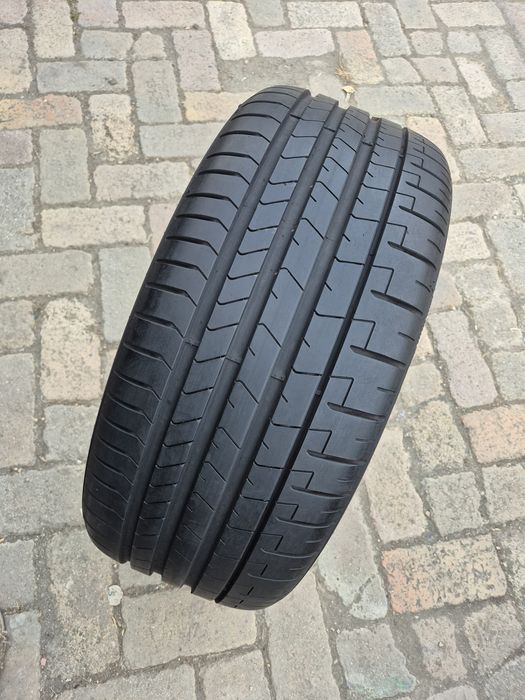 O bucată 245/255 35 R21 vară - una  Pirelli