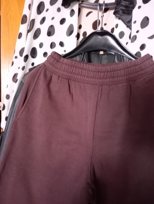 Pantaloni trening .