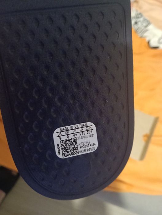 Papuci Originali Adidas noi   mărimea 43. La 100 lei. Fixx.