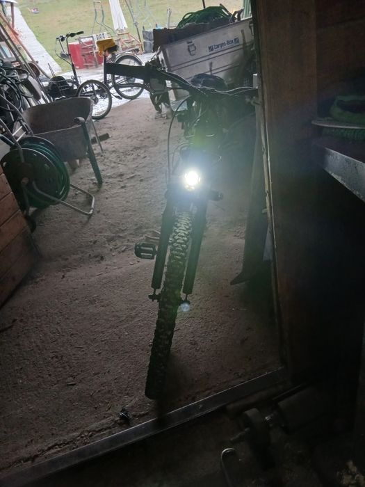 Vând bicicleta cu bec baterie si încărcător