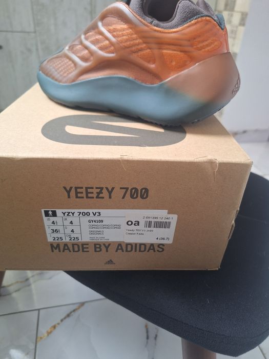 Adidas yeezy 700 v3