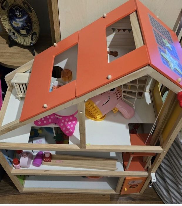 Детска дървена  къща и гримьорна