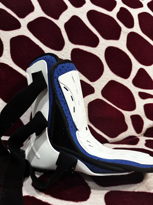 Поодам гипс пластмассовый  , левая нога