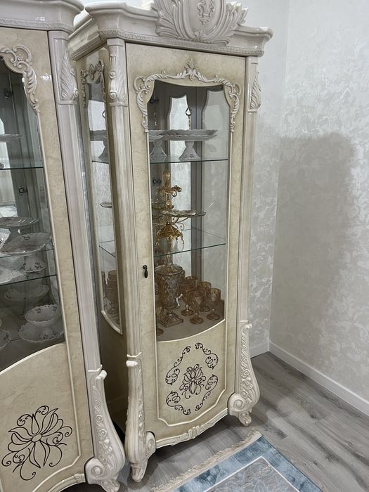 Сервант новый, новые посуды в подарок