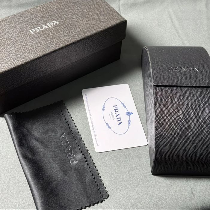 Очки Prada солнцезащитные