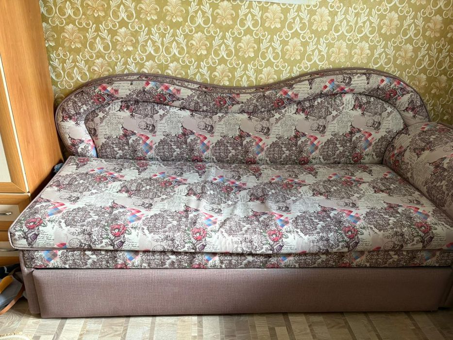 Продам стол и диван