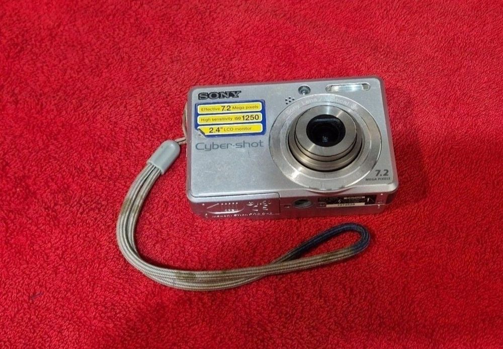 Camera photo digitala Sony cu defect.  Obiectivul nu se retrage de tot