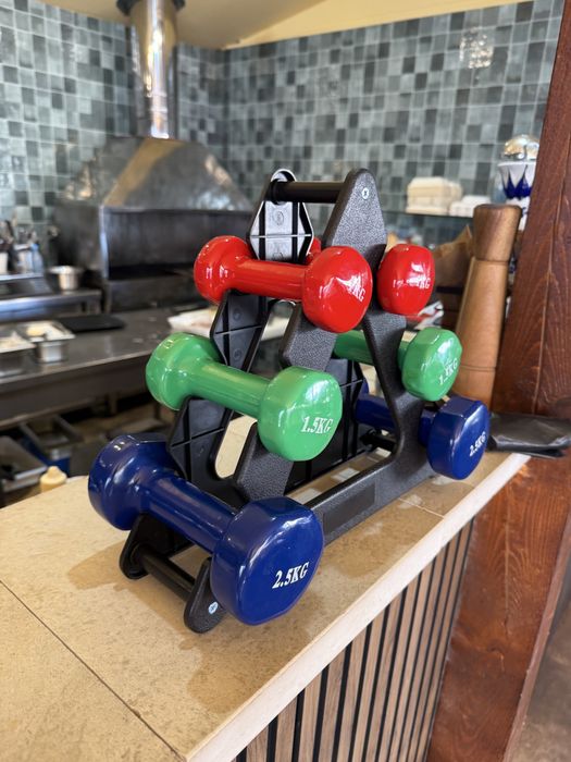 Set gantere+Suport 2x2,5 kg+2x1,5 kg+2x1 kg pret 150 lei