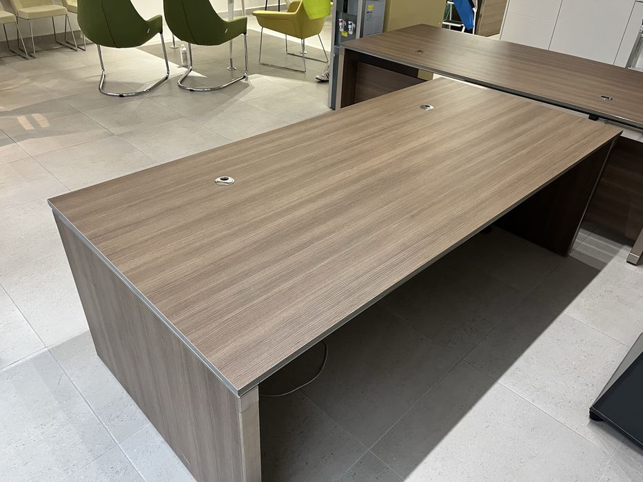 Луксозно Мениджърско Бюро / Офис Бюро с Кабелен Мениджмънт (Масивно)