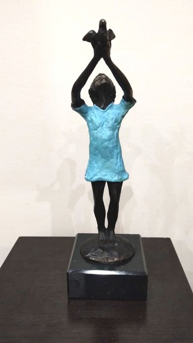 Много красива и нежна статуетка на момиче с птица.