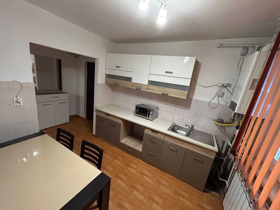 Inchiriez apartament 3 camere