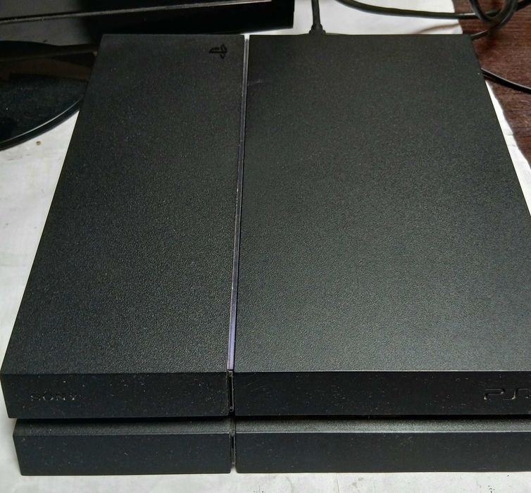 PlayStation 4 с Игри + контролер