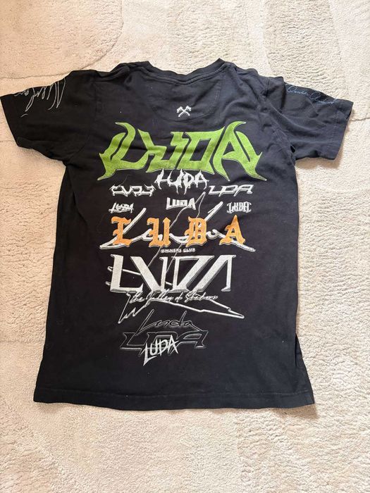 Луда тениска с луда надписи на гърба