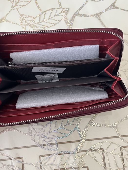 бордовый кошелек