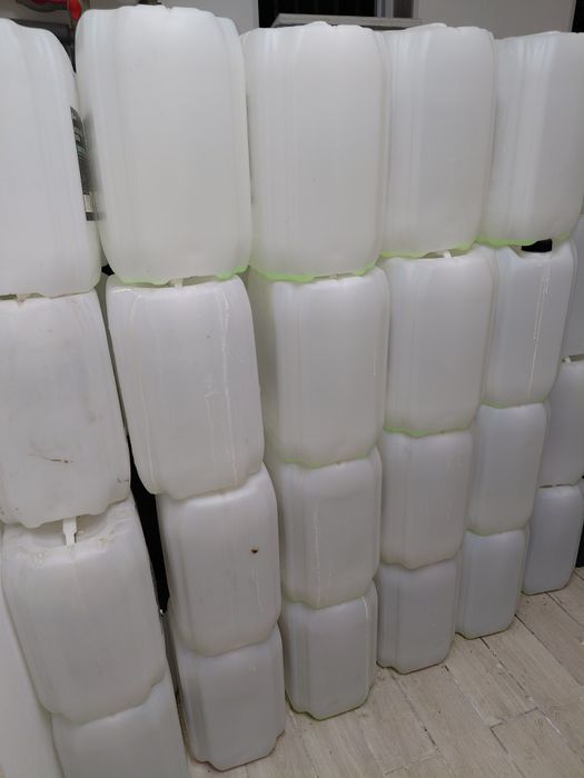 Продам пустые б/у канистры с крышкой 500₸