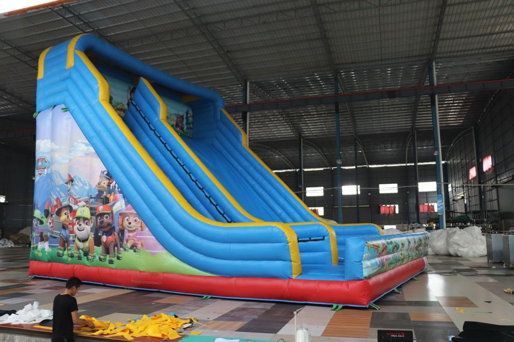 Надуваема пързалка, батут, детски център атракциони